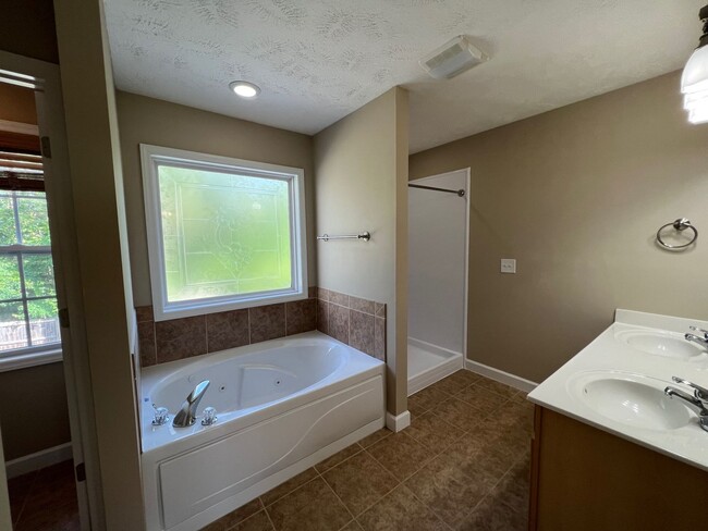 Building Photo - Stunning 4 Bed, 2.5 Bath Home in Cameron