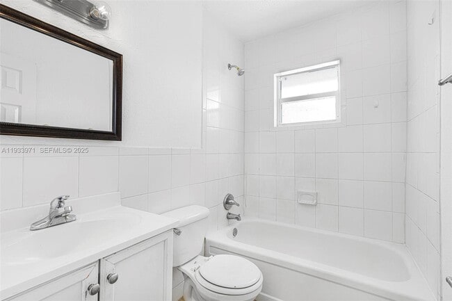 Building Photo - 2775 Taft St