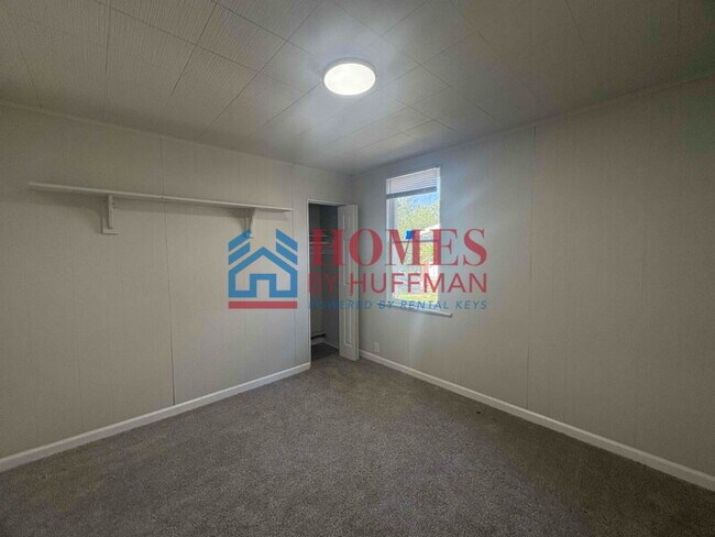 Building Photo - Two Bedroom House | Detached Garage