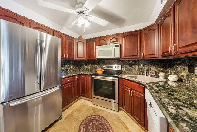 Building Photo - 9900 Pineapple Tree Dr