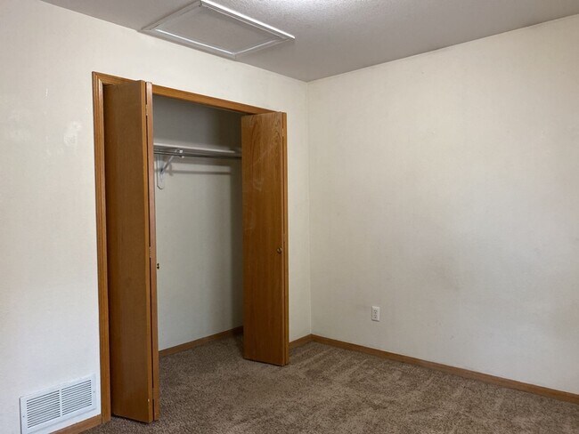 Building Photo - STUDENTS WELCOME! Single-Family Home Walking Distance to CSU!