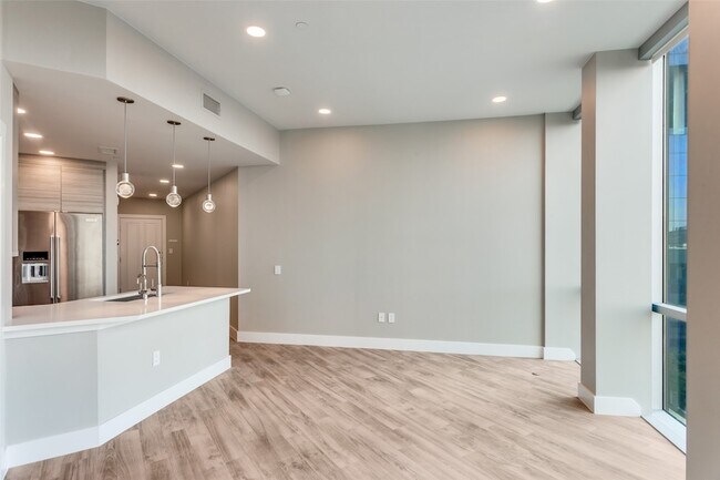 Building Photo - 500 Throckmorton St