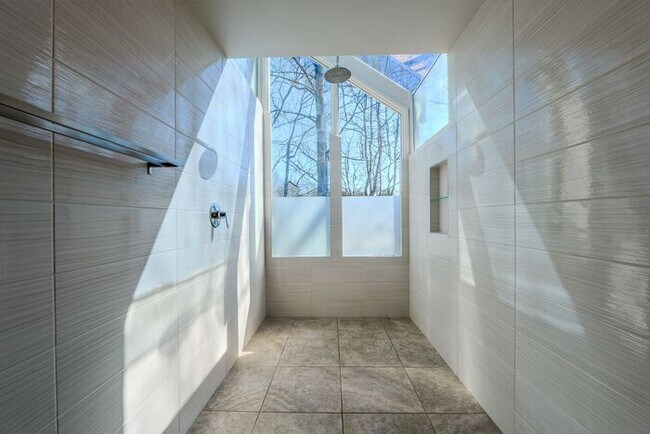 Building Photo - 4518 Club House Dr