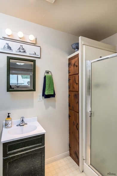 bathroom (1) - 1124 Almaden St