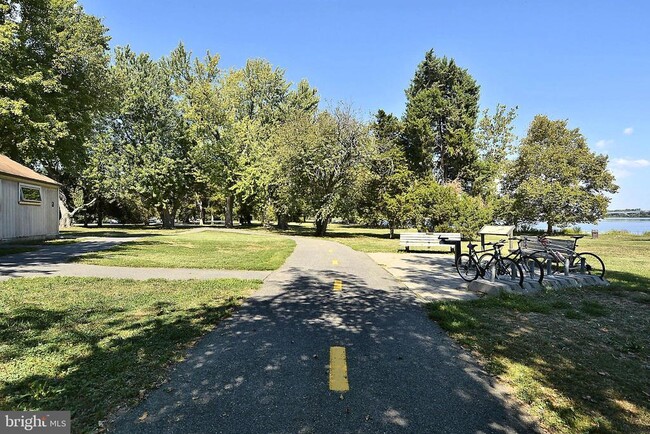 Building Photo - 1404 Middlebury Dr
