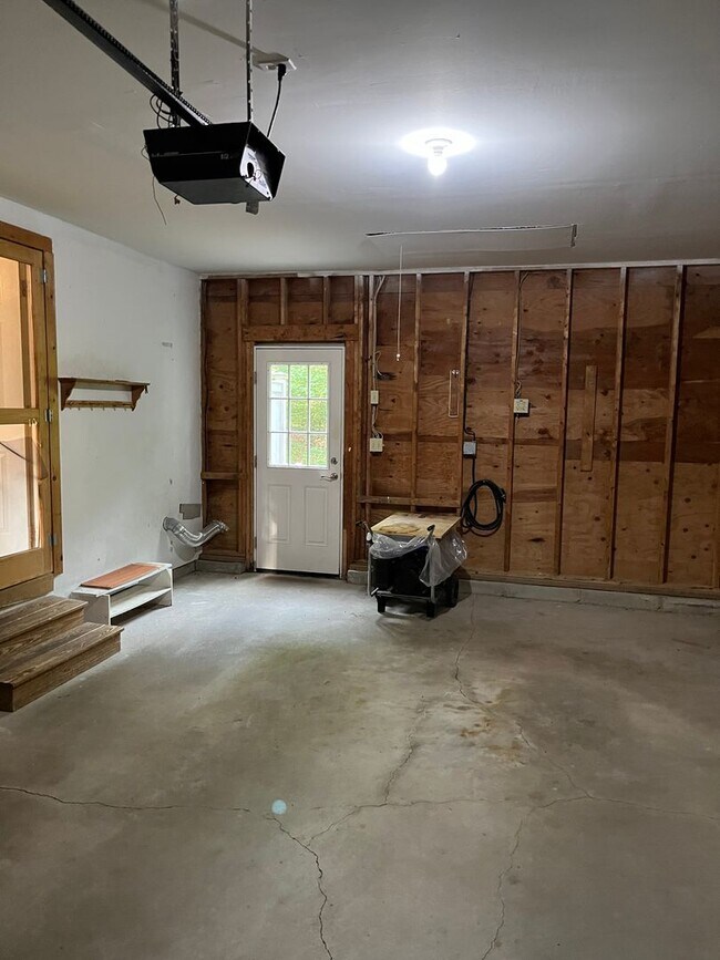 Building Photo - Executive 4 Br / 2.5 Ba Executive Colonial in Sandwich