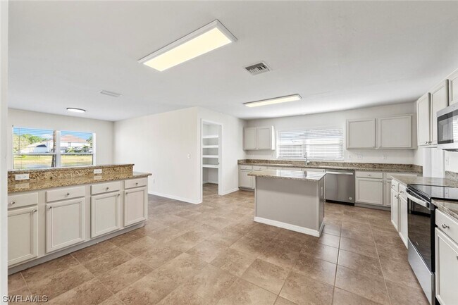 Building Photo - 4BR Home in Gated Town Lakes Community with Lake View
