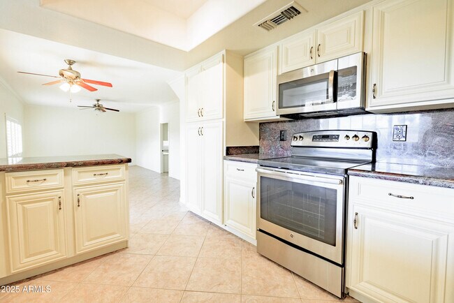 Building Photo - 2547 W Naranja Ave