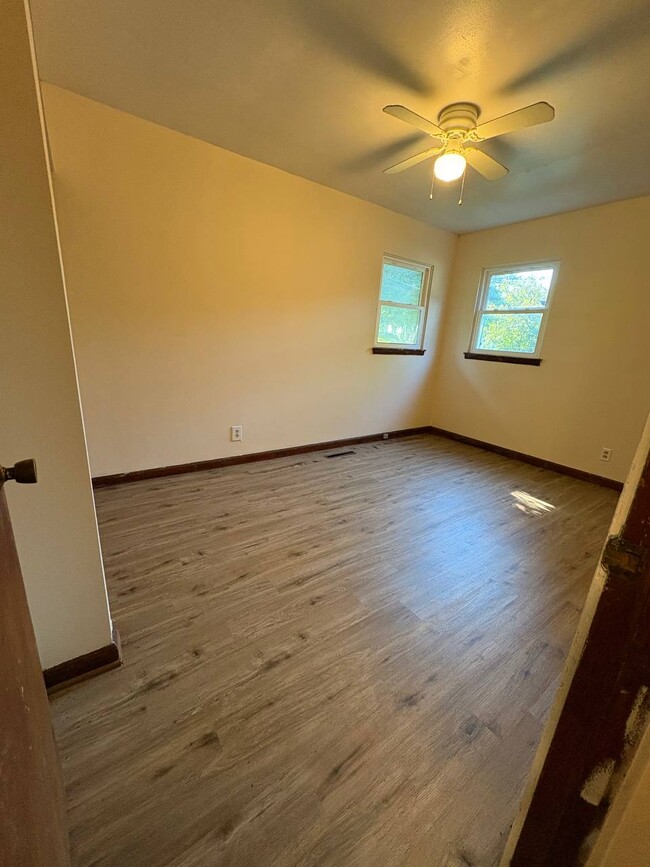 Building Photo - 731 7th Ave NE