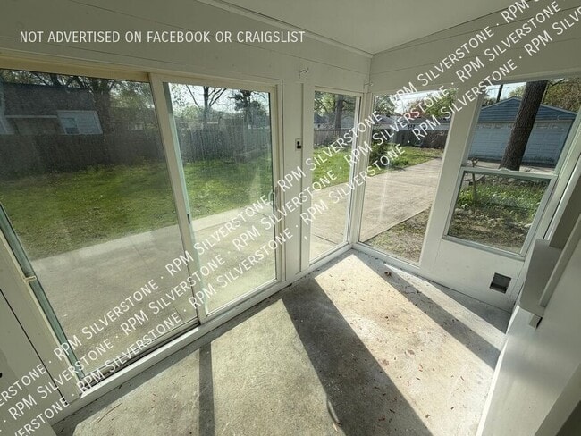 Building Photo - 1228 E Meyers Ave