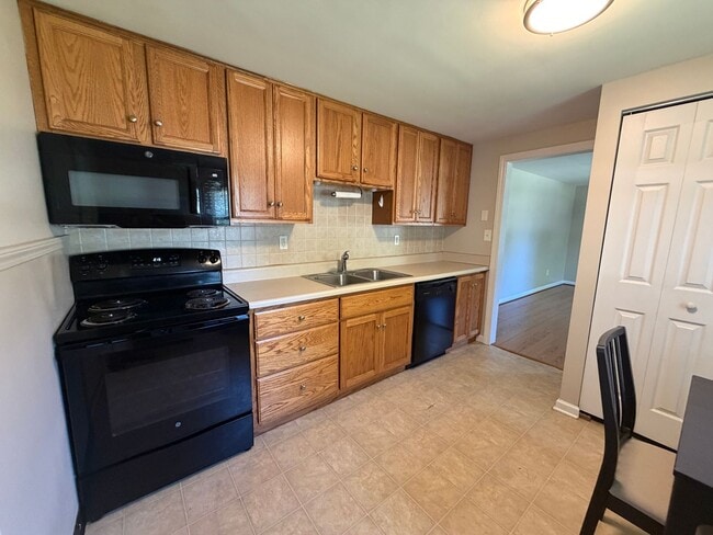 Building Photo - Convenient Blacksburg Duplex Close to VT