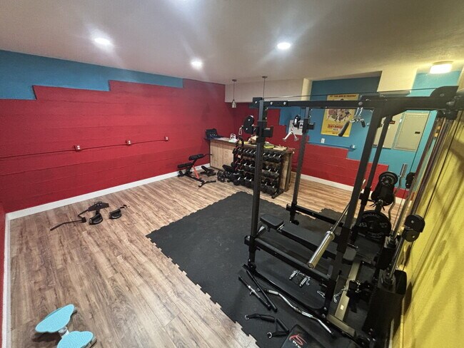 Building Photo - Spacious 2,048sf 3-bed home on acreage in Garden Valley!