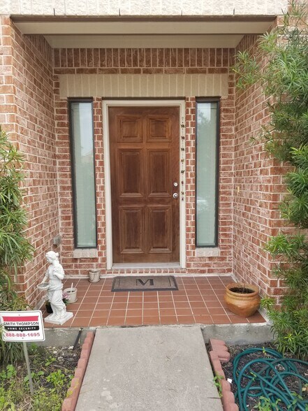 ENTRY - 3709 Main Plaza Dr