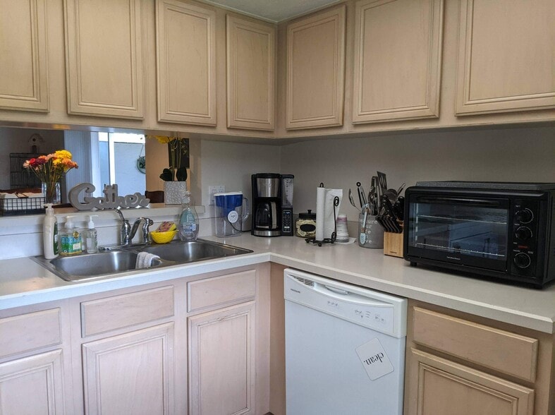 Kitchen - 229 Everest Pt