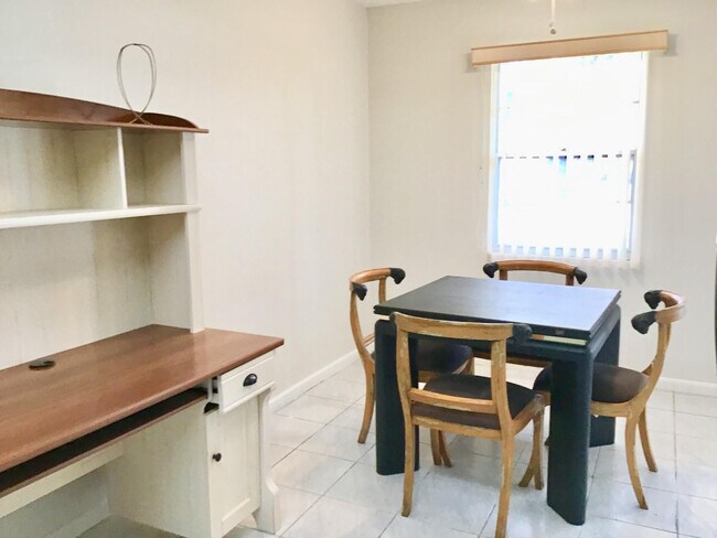 Building Photo - 1004 Newcastle A