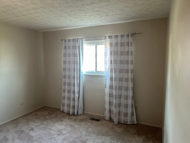 Building Photo - 180 Bombay Ave