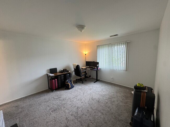 Building Photo - 220 Oak Knoll Ct