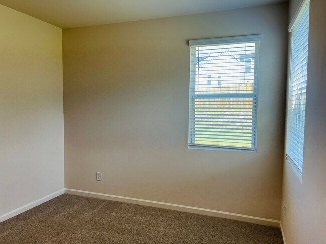 Building Photo - WOW! 5 bedrooms, 4.5 baths with a guest be...