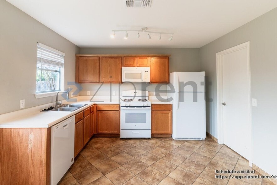 Building Photo - 817 Sheraton Ave