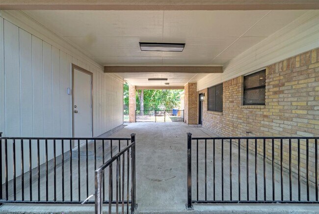 Building Photo - 104 Skyloop Dr