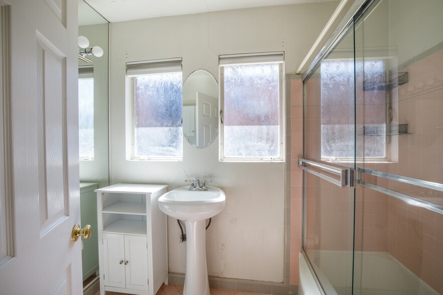 Bathroom - 543 W Coronado Rd