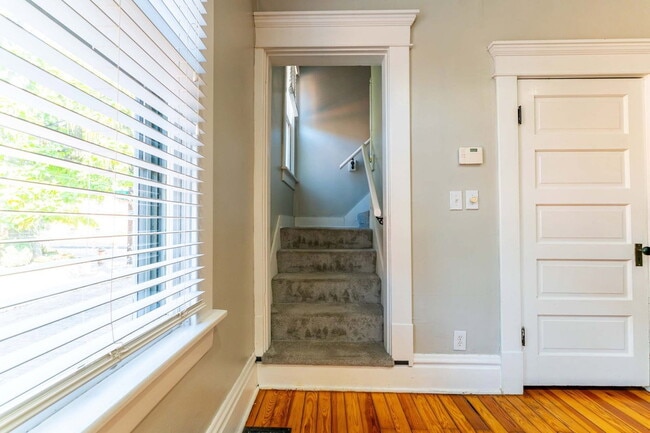 Building Photo - 557 S 6th St