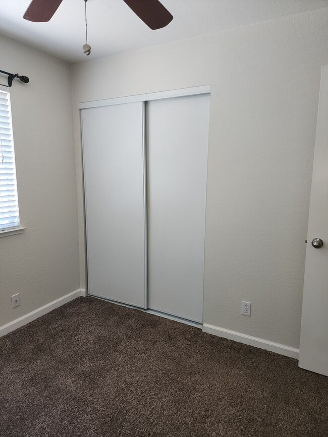 Building Photo - 3 Bedroom 2 Bath in HOA Community with Com...