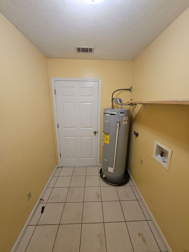 Building Photo - 2018 Hickory Dr