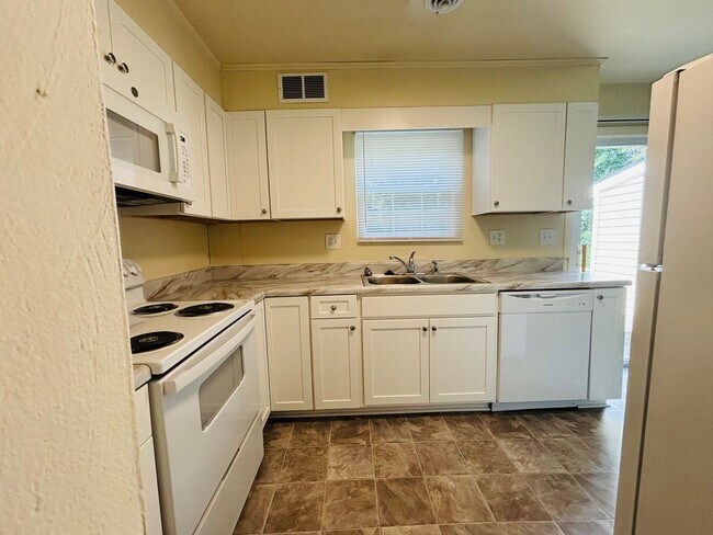 Building Photo - 2 Bedroom, 1.5 Bath Townhouse