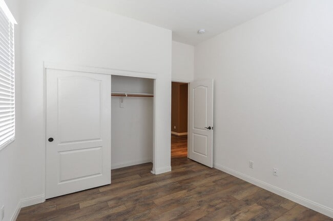 Building Photo - Fabulous Single Story 3 Bedroom Home Conve...