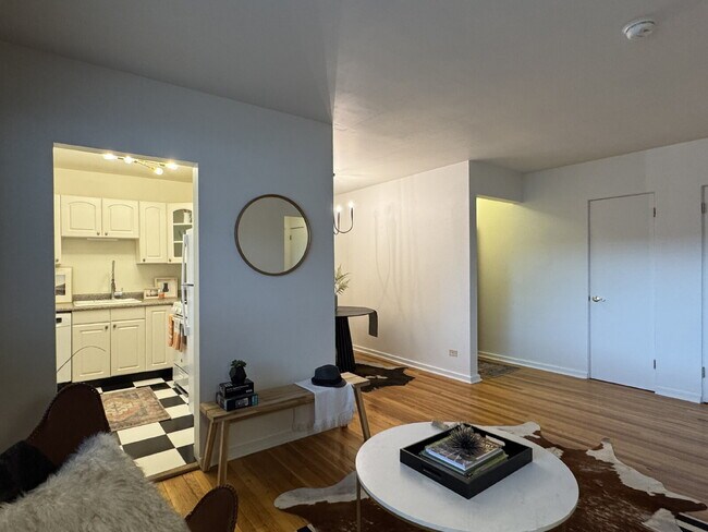 Building Photo - "Charming 1-Bed End Unit Condo on Bellaire...