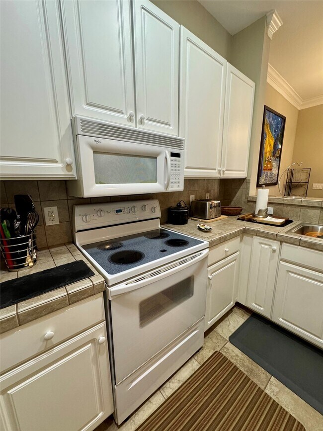 Building Photo - 2400 McCue Rd