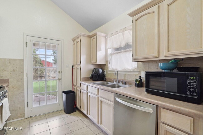 Building Photo - 3286 Sal Berroteran Dr