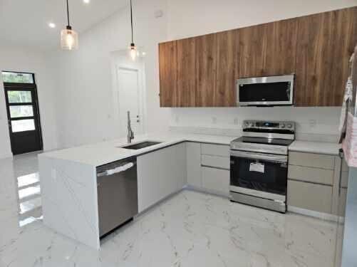 Building Photo - 6490 W Park Ln