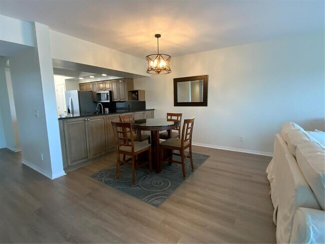Building Photo - 6315 Shoreline Dr