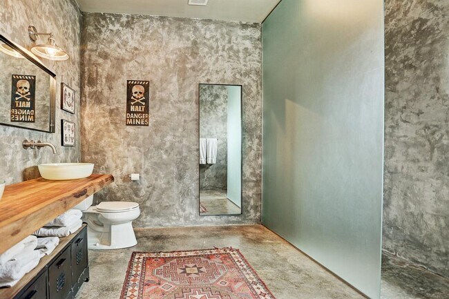 Building Photo - 808 Coronado St