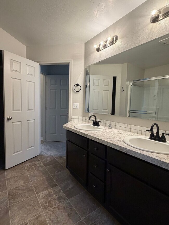 Building Photo - Beautiful 3 bed 2 bath home with flex room in Nampa just off Ustic and Middleton