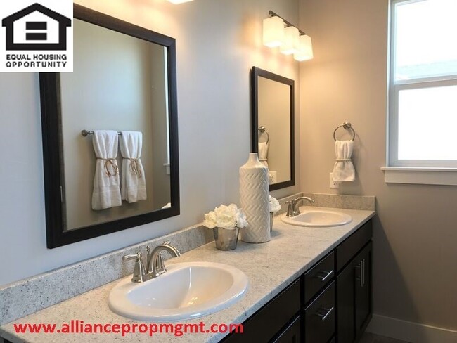 Building Photo - Spectacular 4-bedroom home in great location!