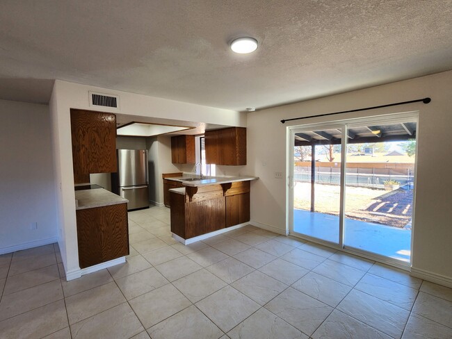 Building Photo - 1109 S Ocotillo Dr