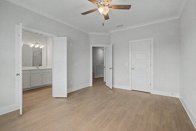 Building Photo - 4065 Four Oaks Blvd