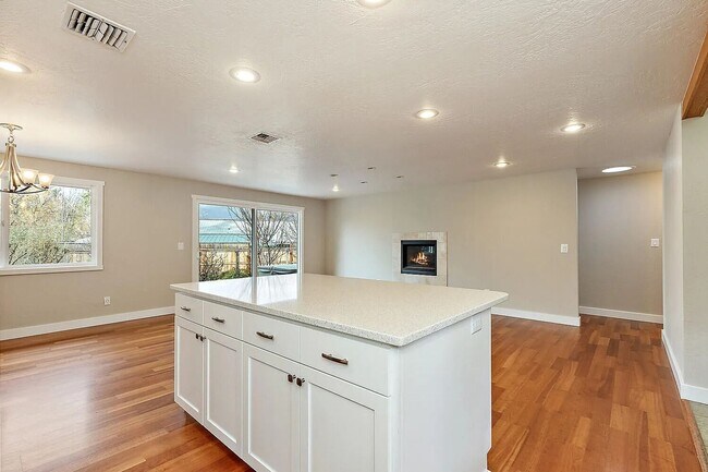 Building Photo - Beautiful home on large, landscaped flag lot - Available March