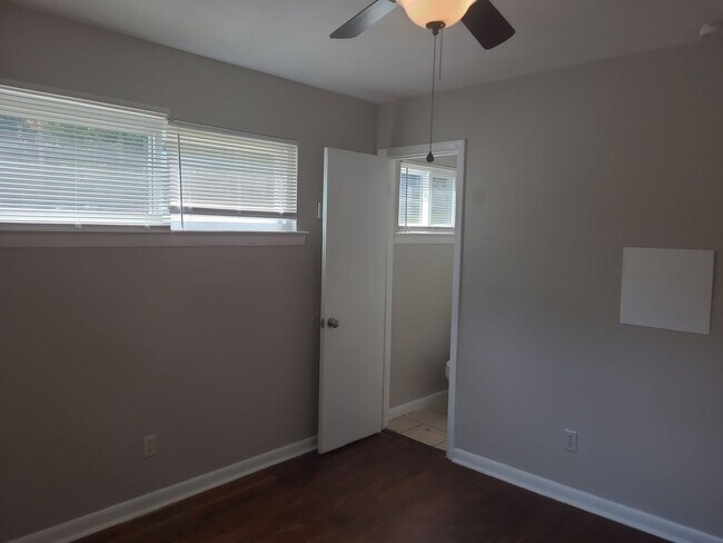 Building Photo - 4 Bedroom 2 Bath Move In Ready!