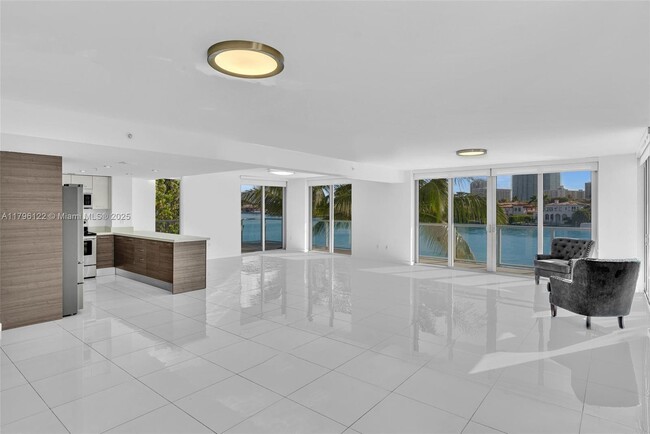 Building Photo - 9901 E Bay Harbor Dr