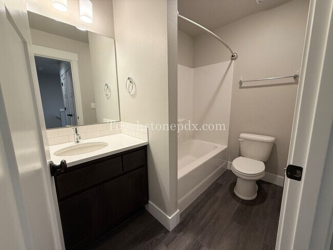 Building Photo - Charming 3 Bed, 2 Bath Townhome with Garage in Beautiful Sandy