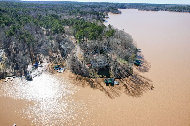 Building Photo - Lakefront Oconee Home