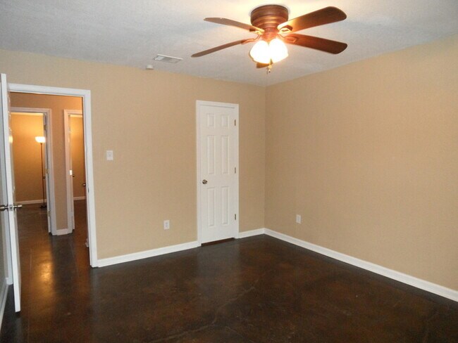 Building Photo - ~ Gorgeous 3 Bedroom 2 Bathroom Home ** La...