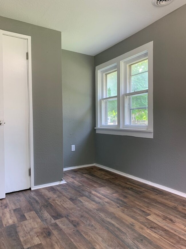 Building Photo - Updated 2 bed/1 bath, 800 sqft home!