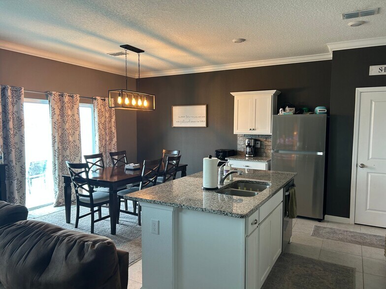 Building Photo - 8752 Sportsman Lp