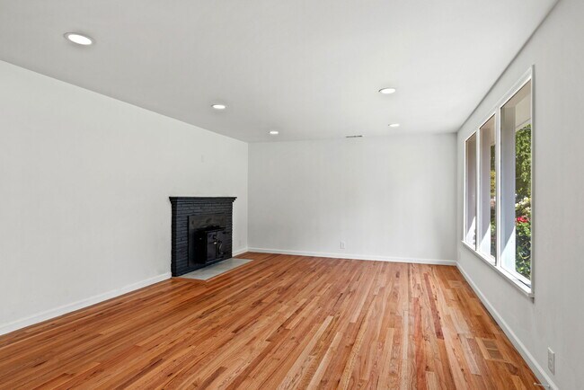 Building Photo - 13723 36th Ave NE