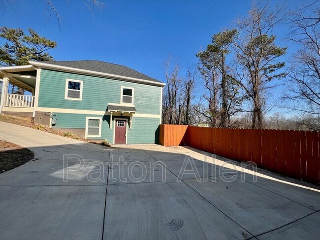 Building Photo - 125 Burton St